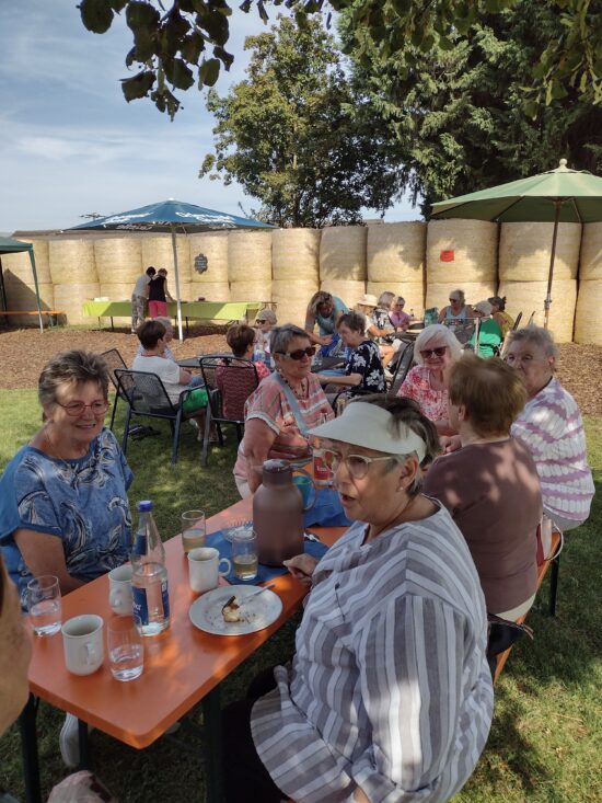 Kaffeenachmittag bei Traudel im Garten 2025